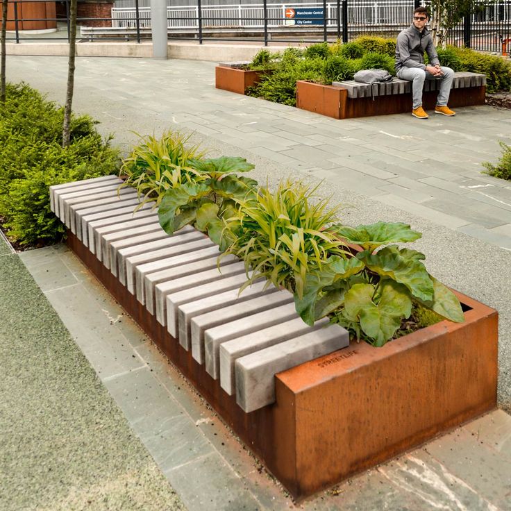 مبلمان شهری: نقش، اهمیت و چالش‌ها در طراحی محیط‌های شهری