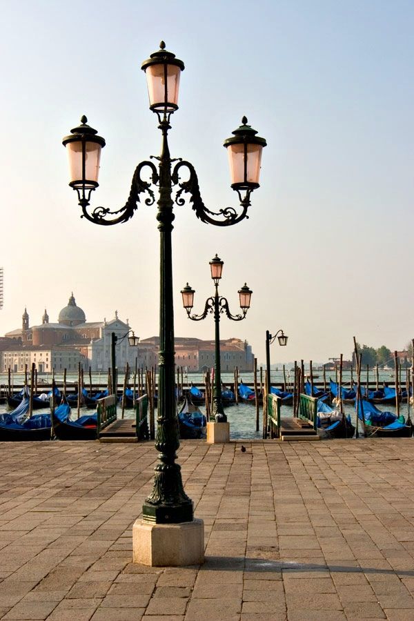 💡 راهنمای جامع خرید و نصب چراغ خیابانی؛ روشنایی ایمن و بهینه