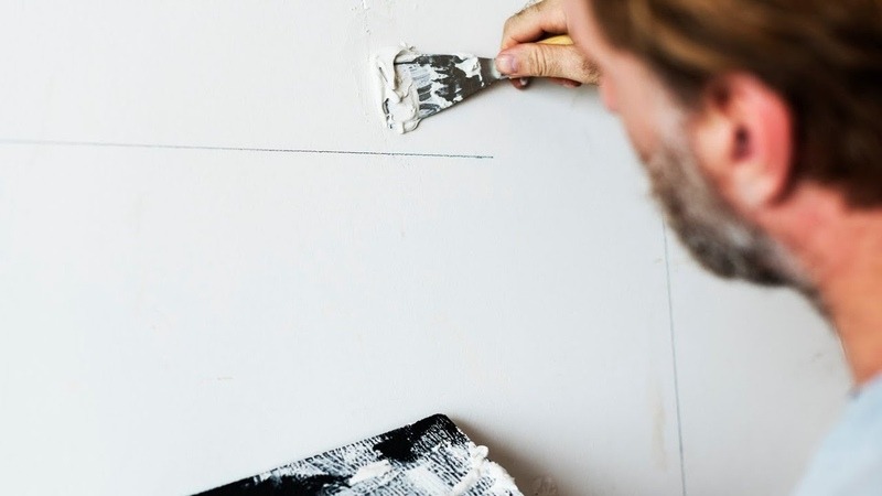 گچکاری روی دیوار رنگی