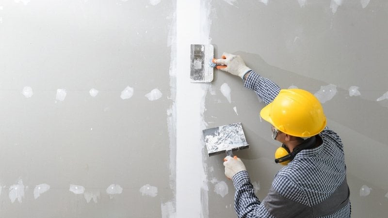 گچکاری دیوار رنگ شده