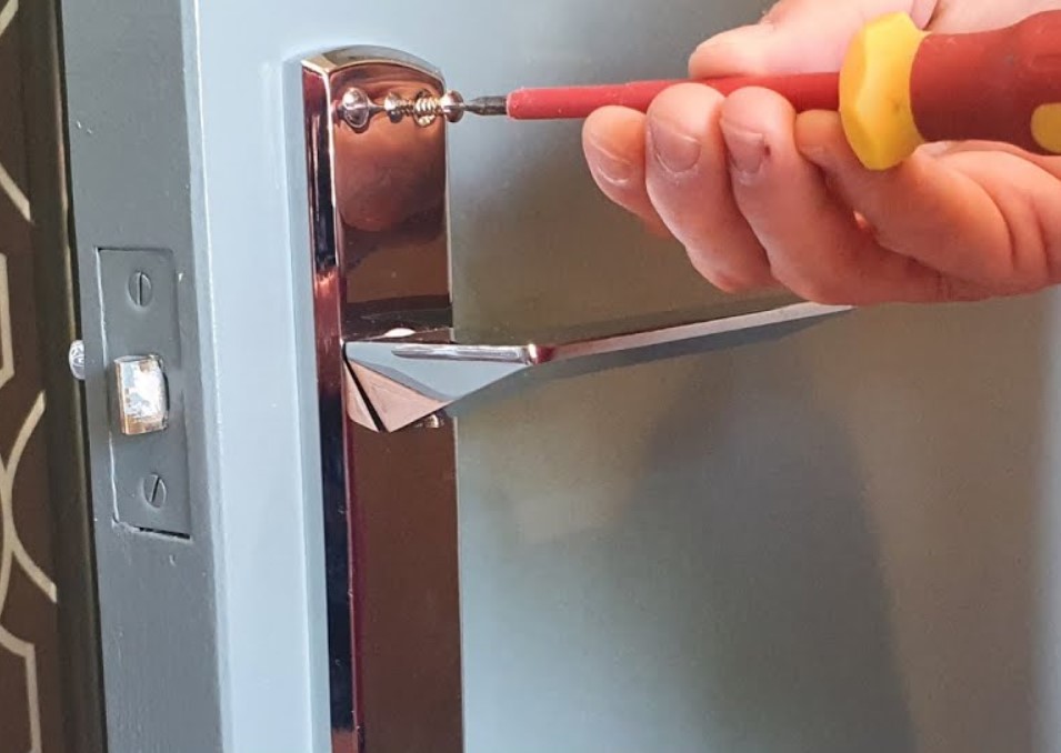 پیچ‌کردن دستگیره ضد سرقت