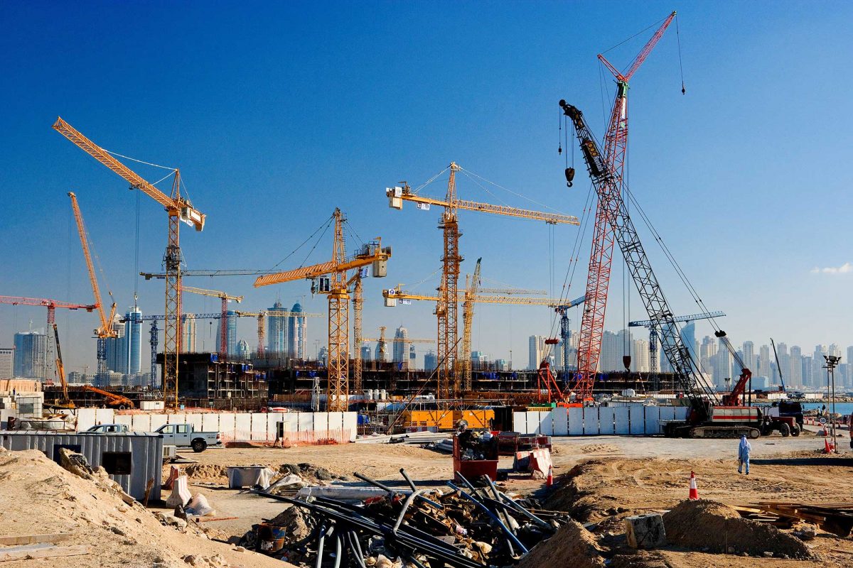 نمای کلی یکی از بزرگترین پروژههای عمرانی جهان، با برجهای بلند و سازههای پیشرفته