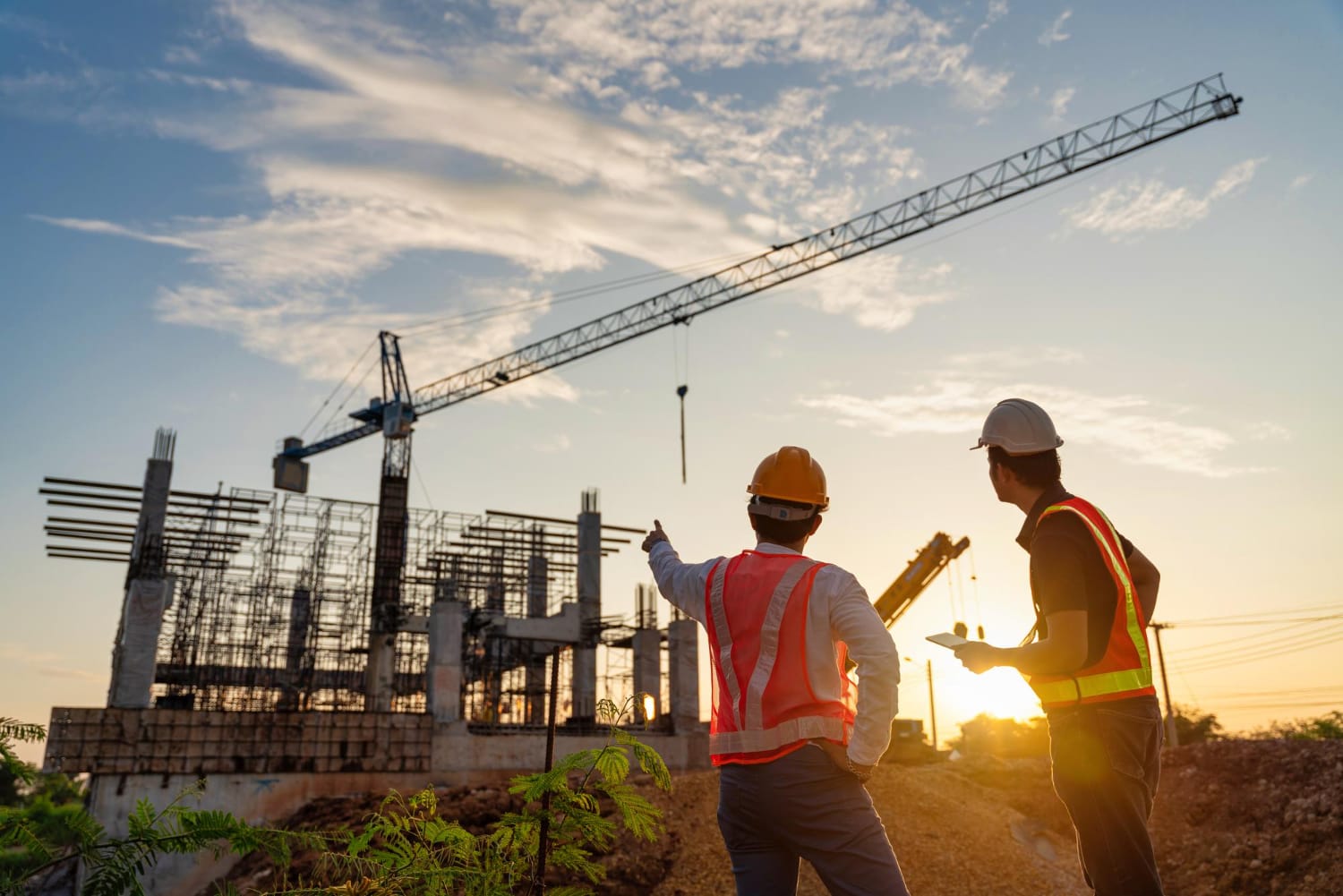 مهندسان ساخت و ساز در حال نظارت بر پیشرفت پروژه ساختمانی