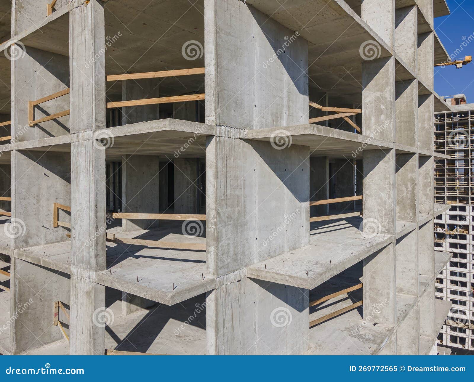 نمای کلی یک ساختمان مرتفع با اسکلت بتنی، نشاندهنده جزئیات ساخت و نصب آرمتور