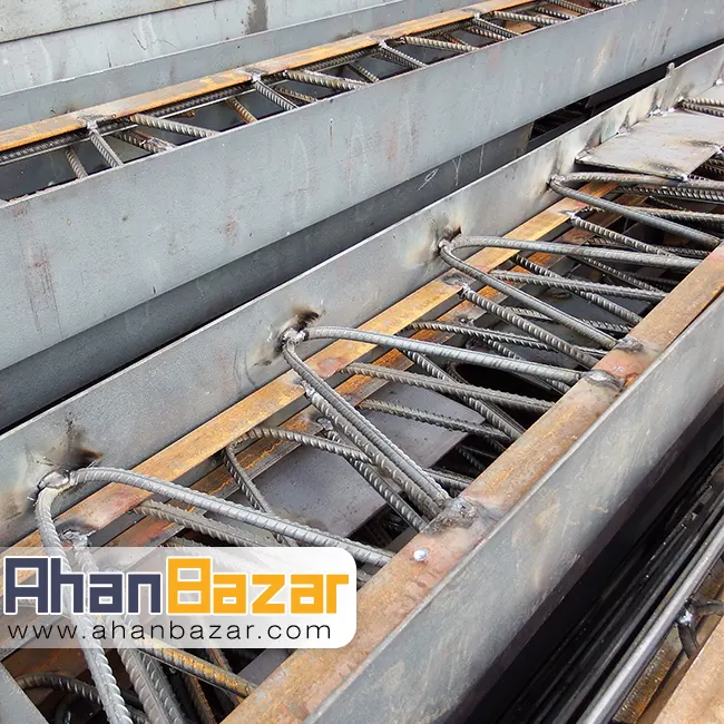 چوبهای چارچوب سقف کرومیت در حال نصب در یک پروژه ساختمانی