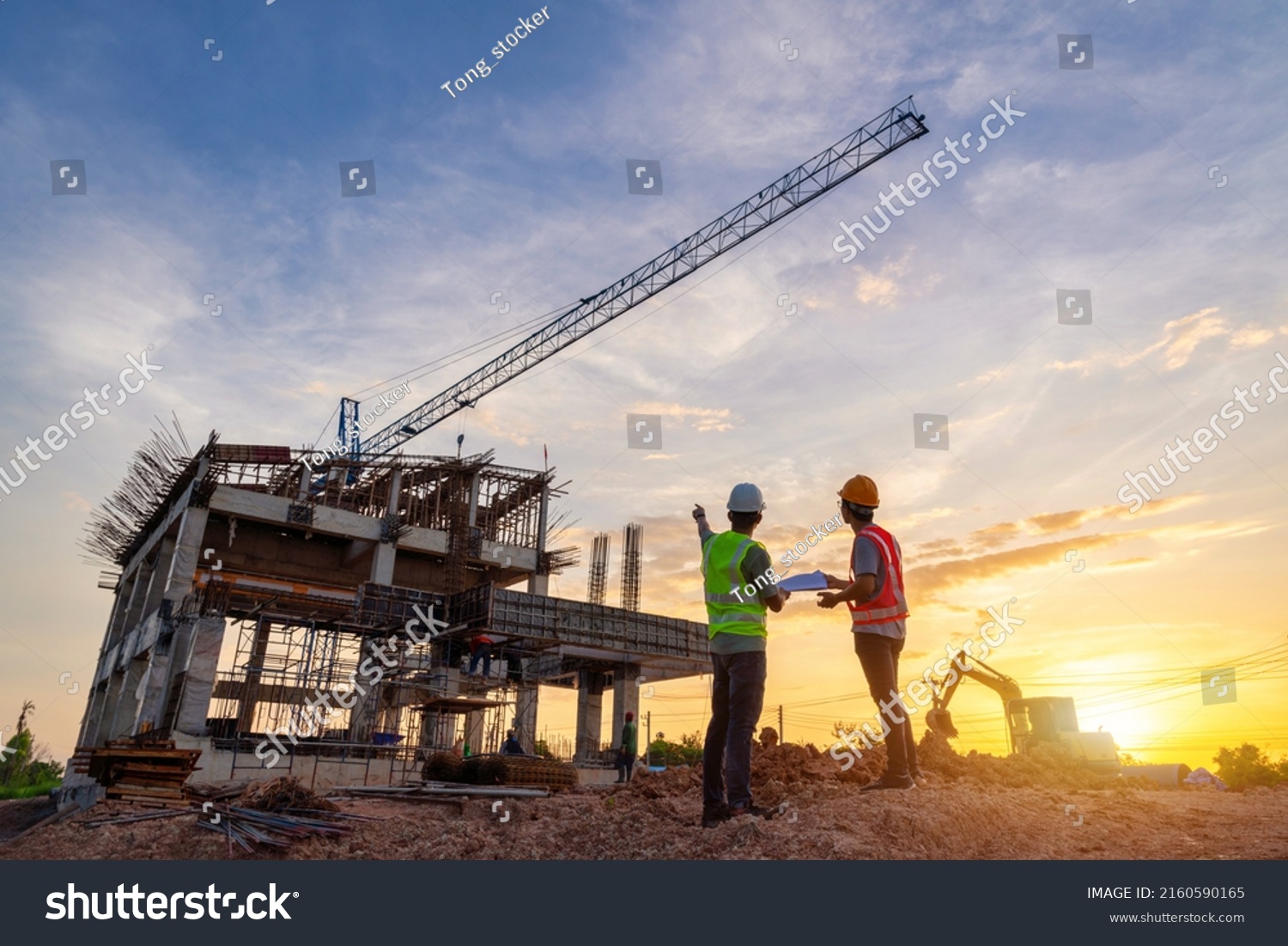مهندس عمران در بررسی پروژه ساخت و ساز در سایت